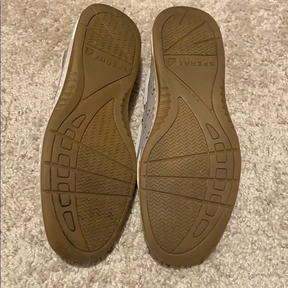 Grey Sperry top sided with flower cutout shoes - Picture 3 of 6